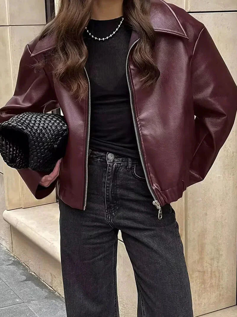 Damen Kunstlederjacke In Bordeaux Mit Modernem Schnitt