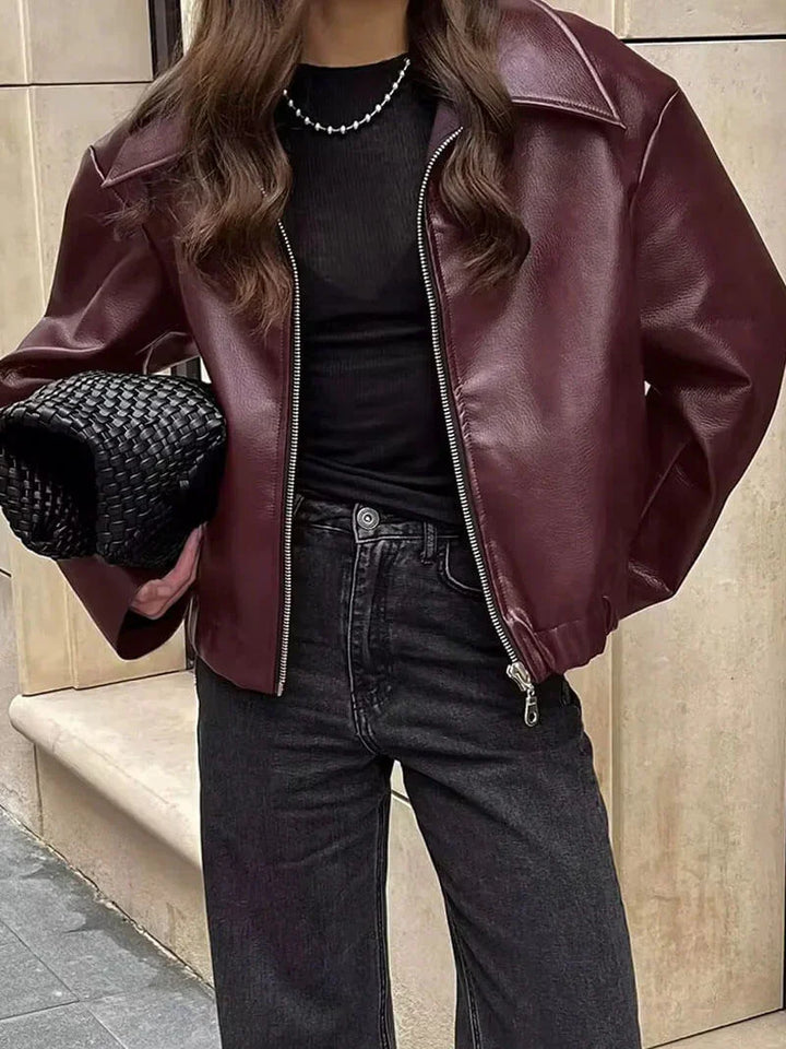 Damen Kunstlederjacke In Bordeaux Mit Modernem Schnitt
