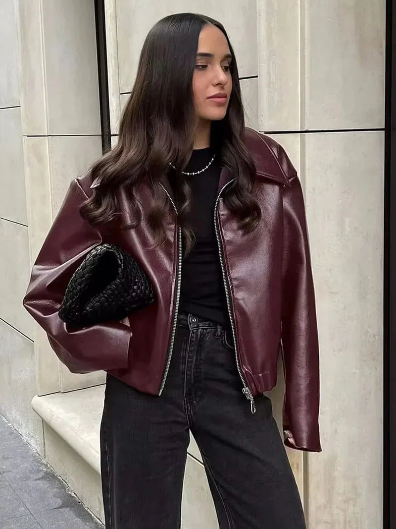 Damen Kunstlederjacke In Bordeaux Mit Modernem Schnitt