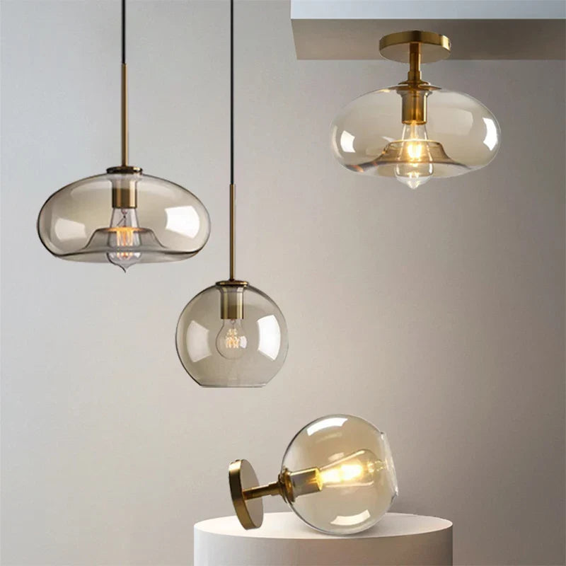 Moderne Deckenleuchte mit klarem Glasschirm und Messingdetails