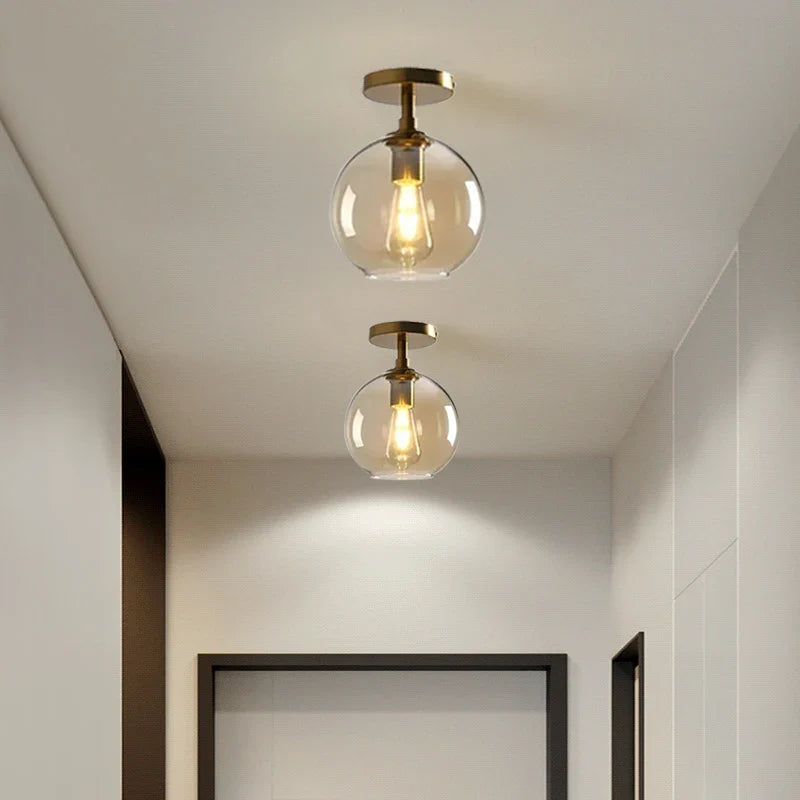 Moderne Deckenleuchte mit klarem Glasschirm und Messingdetails