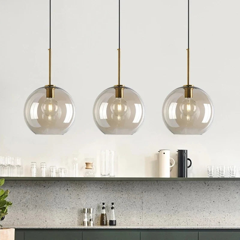 Moderne Deckenleuchte mit klarem Glasschirm und Messingdetails