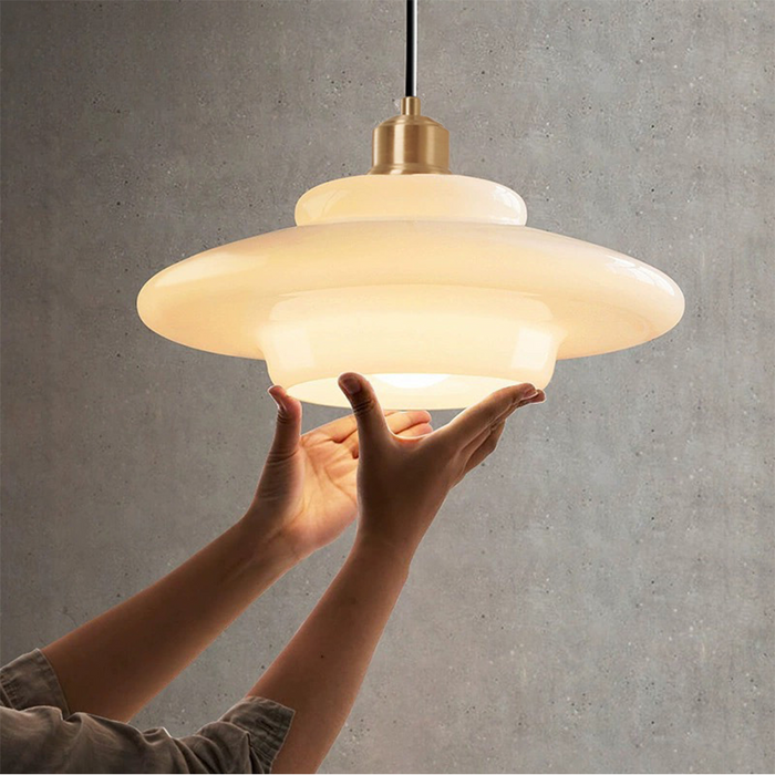 Pendelleuchte aus Milchglas im Mid-Century Stil mit Messingdetail