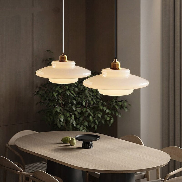 Pendelleuchte aus Milchglas im Mid-Century Stil mit Messingdetail