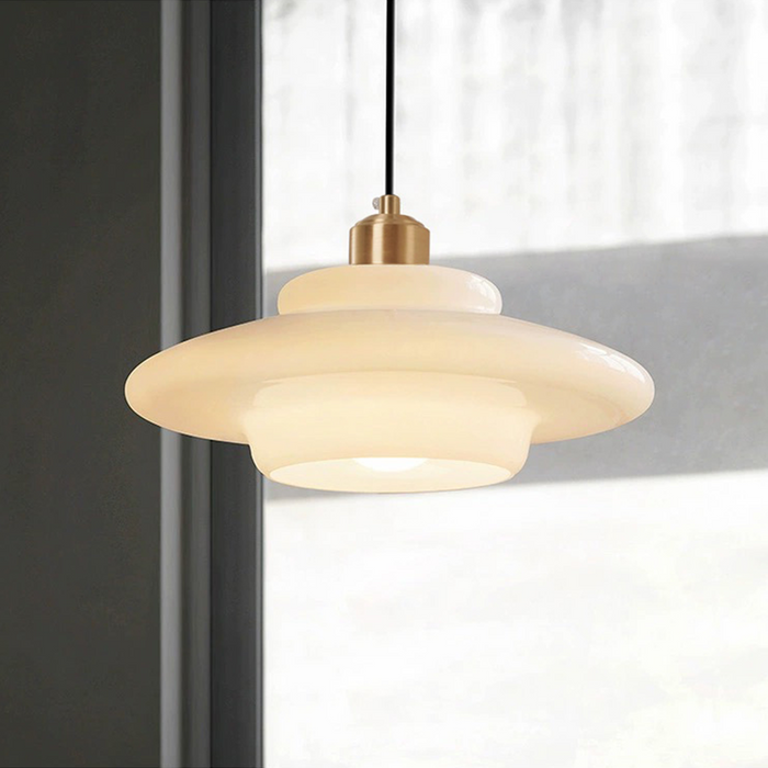 Pendelleuchte aus Milchglas im Mid-Century Stil mit Messingdetail