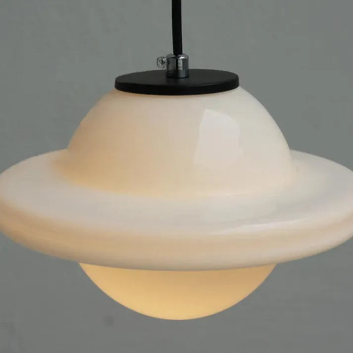 Pendelleuchte aus weißem Milchglas im geometrischen Design