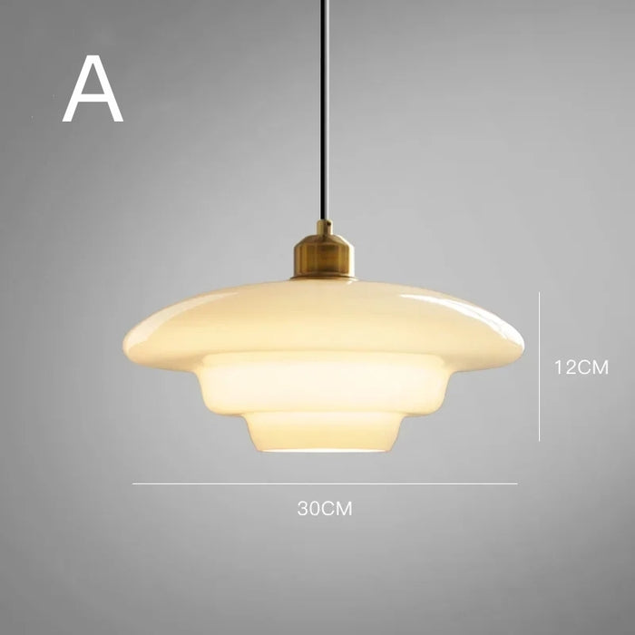 Pendelleuchte aus Milchglas im Mid-Century Stil mit Messingdetail
