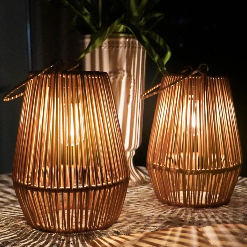 Handgefertigte Solar-gartenlaterne Aus Rattan – Wetterfest & Dekorativ