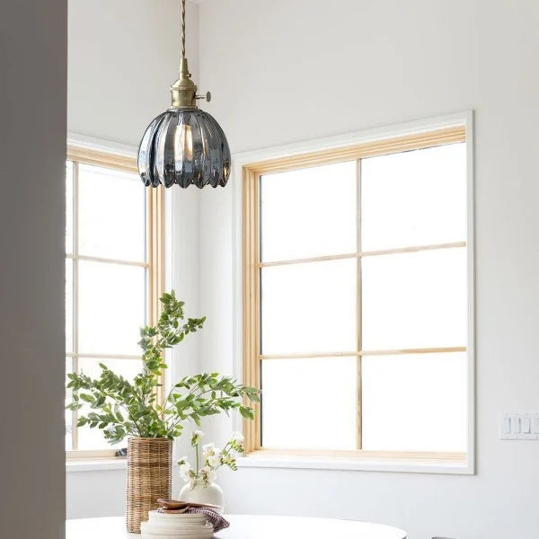 LED Pendelleuchte mit blütenförmigem Glasschirm