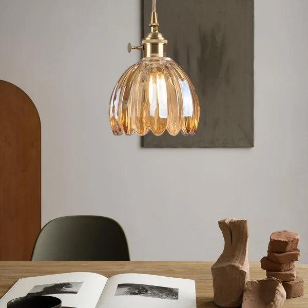 LED Pendelleuchte mit blütenförmigem Glasschirm