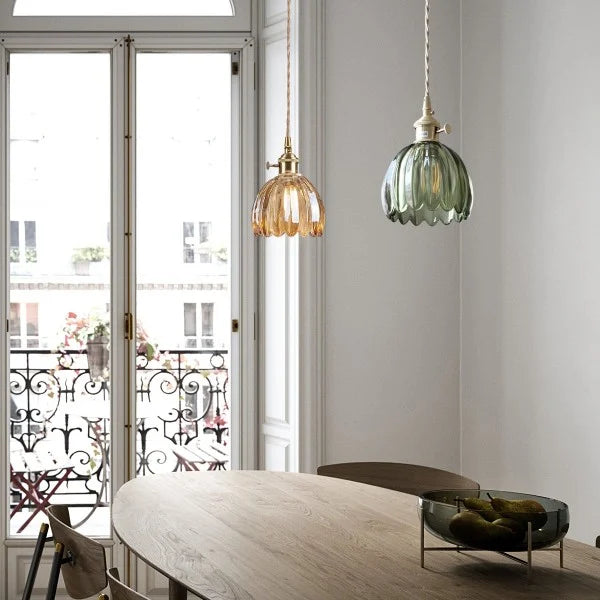 LED Pendelleuchte mit blütenförmigem Glasschirm