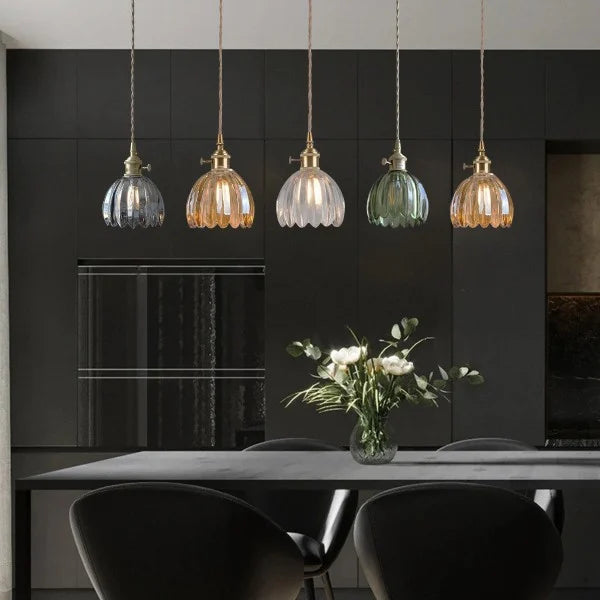 LED Pendelleuchte mit blütenförmigem Glasschirm