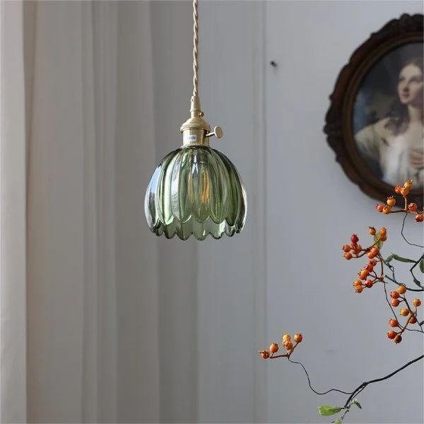 LED Pendelleuchte mit blütenförmigem Glasschirm