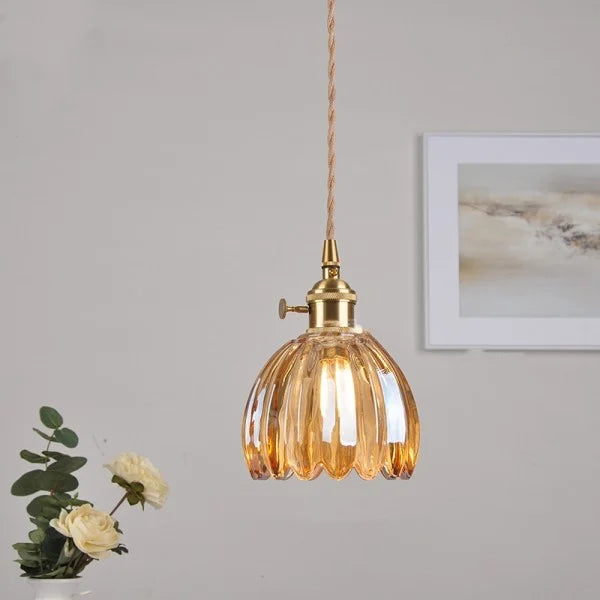 LED Pendelleuchte mit blütenförmigem Glasschirm