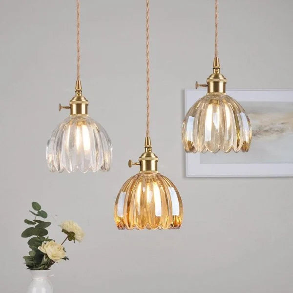 LED Pendelleuchte mit blütenförmigem Glasschirm