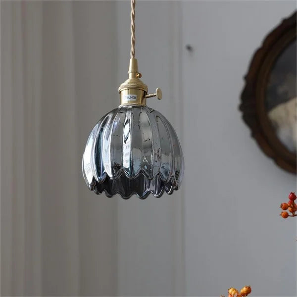 LED Pendelleuchte mit blütenförmigem Glasschirm