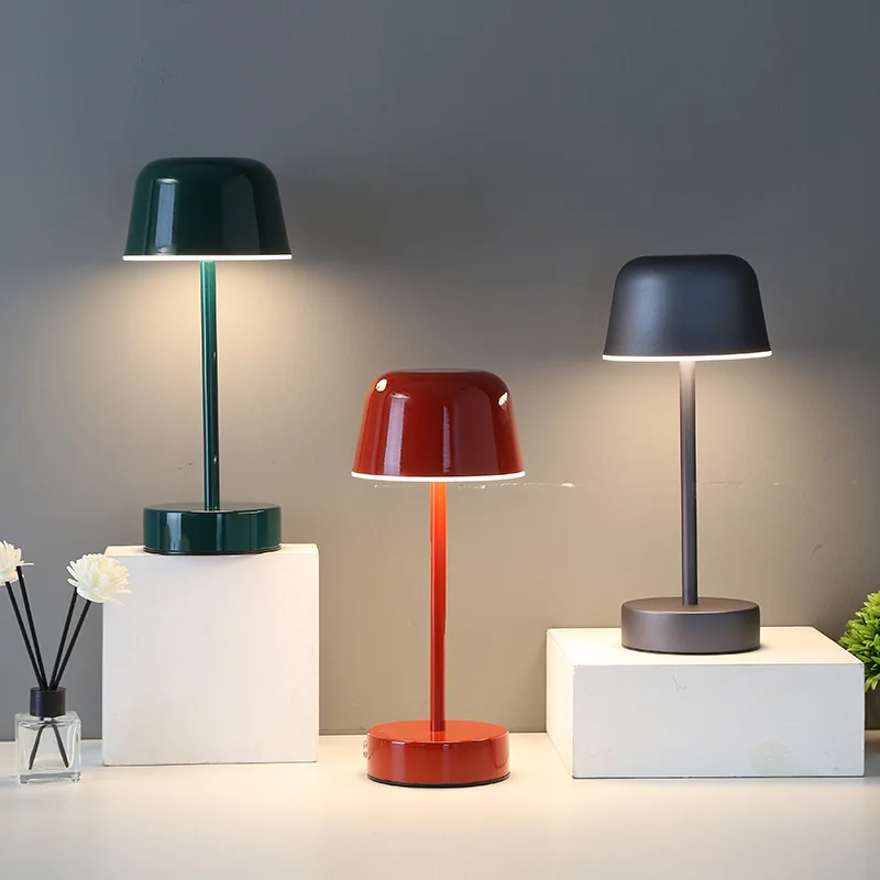 Kabellose dimmbare Tischlampe aus Metall