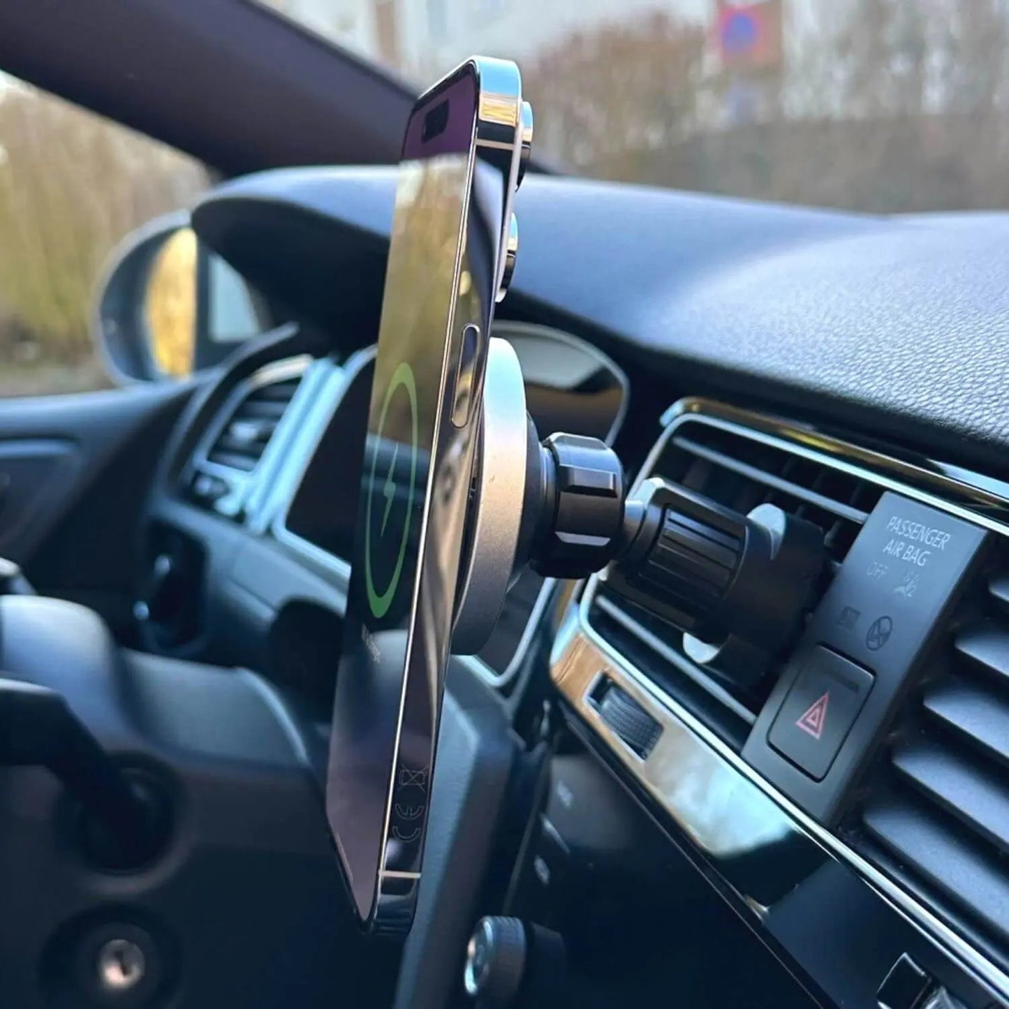 Magnetische Kfz-Halterung mit MagSafe und Schnellladefunktion für iPhones