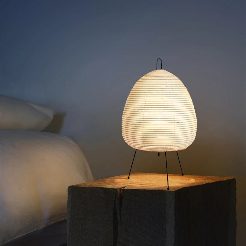 Luftige Tischlampe mit weichem Licht für entspannte Wohnräume