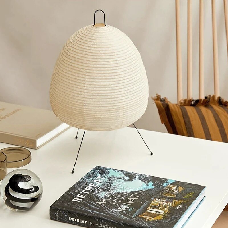 Luftige Tischlampe mit weichem Licht für entspannte Wohnräume