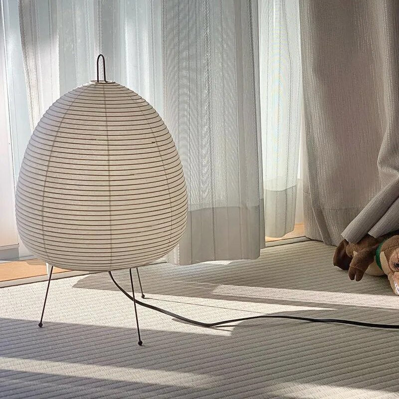 Luftige Tischlampe mit weichem Licht für entspannte Wohnräume