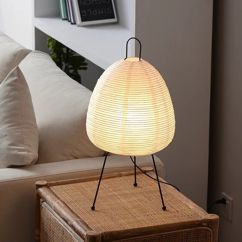 Luftige Tischlampe mit weichem Licht für entspannte Wohnräume