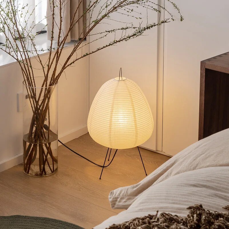 Luftige Tischlampe mit weichem Licht für entspannte Wohnräume
