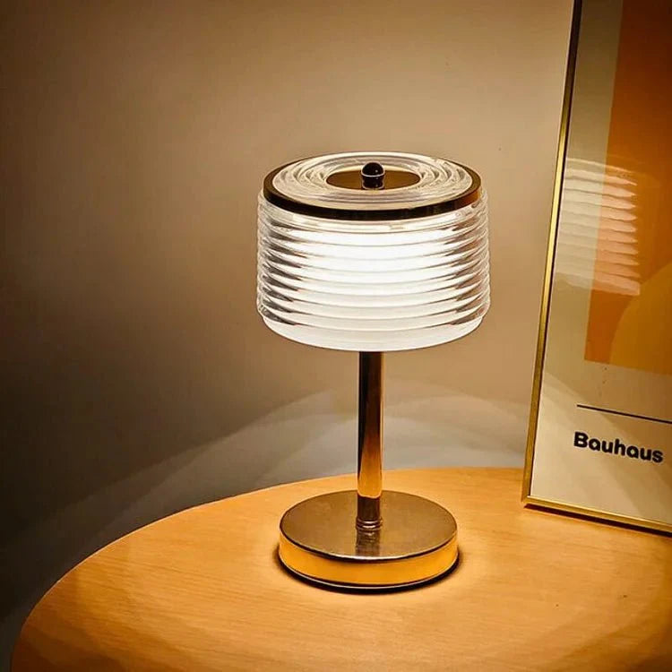 Elegante Tischlampe mit Glasdesign für stilvolle Akzente im Wohnbereich