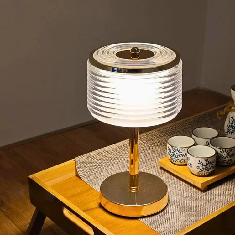 Elegante Tischlampe mit Glasdesign für stilvolle Akzente im Wohnbereich