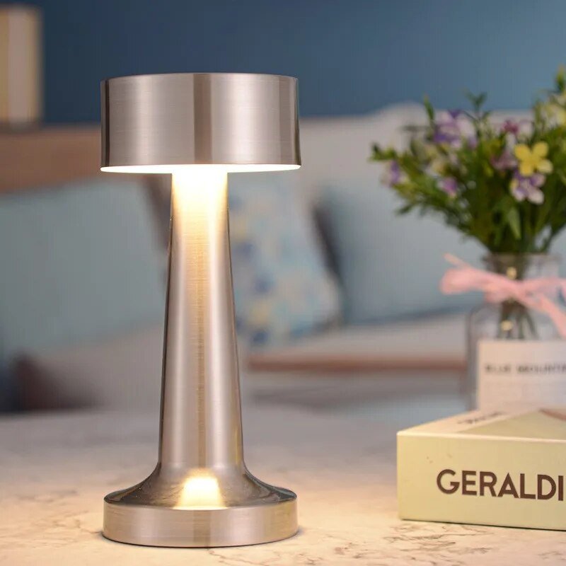 Kabellose LED-Tischlampe mit minimalistischem Design für stilvolle Räume