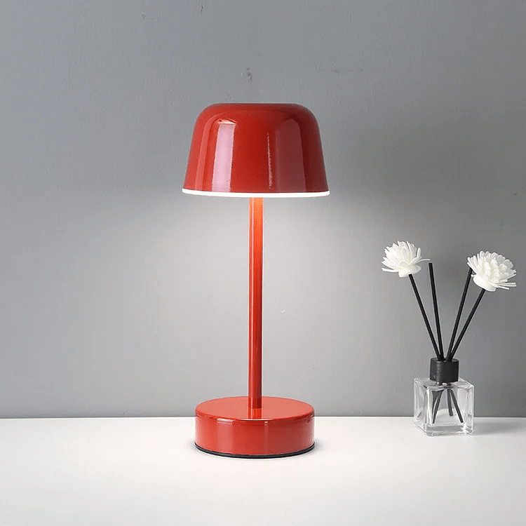 Kabellose Tischlampe im Bauhaus-Stil mit warmem Licht für stilvolle Räume