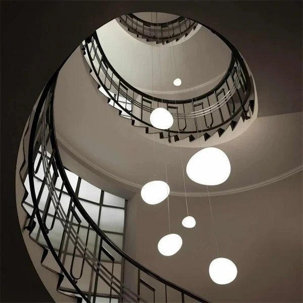 Moderne Pendelleuchte mit satiniertem Glas im minimalistischen Cluster-Design