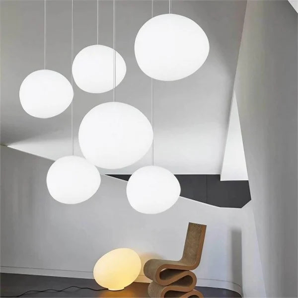Moderne Pendelleuchte mit satiniertem Glas im minimalistischen Cluster-Design