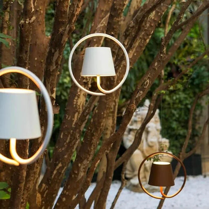 Wiederaufladbare LED Pendelleuchte mit Ringstruktur für innen & außen