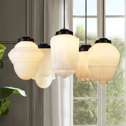 Pendelleuchte aus weißem Milchglas im geometrischen Design