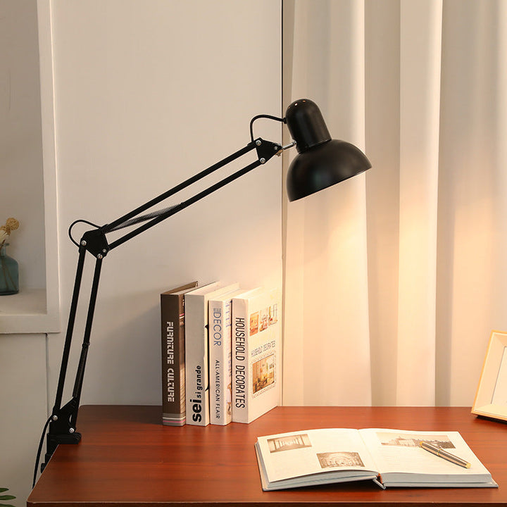 Verstellbare Schreibtischlampe aus Eisen mit praktischer Tischklemme