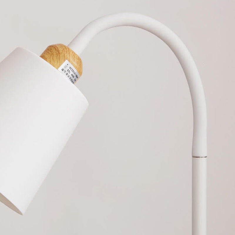 Minimalistische Stehlampe mit Eisenfuß