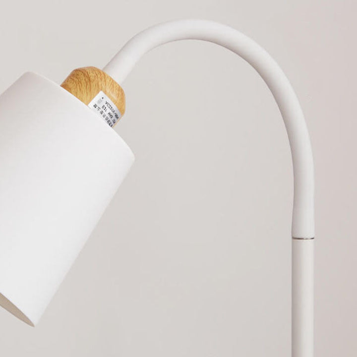 Minimalistische Stehlampe mit Eisenfuß