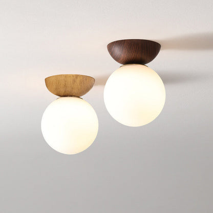 Deckenleuchte mit Glas Kugel und Holzoptik im japanisch-nordischen Stil