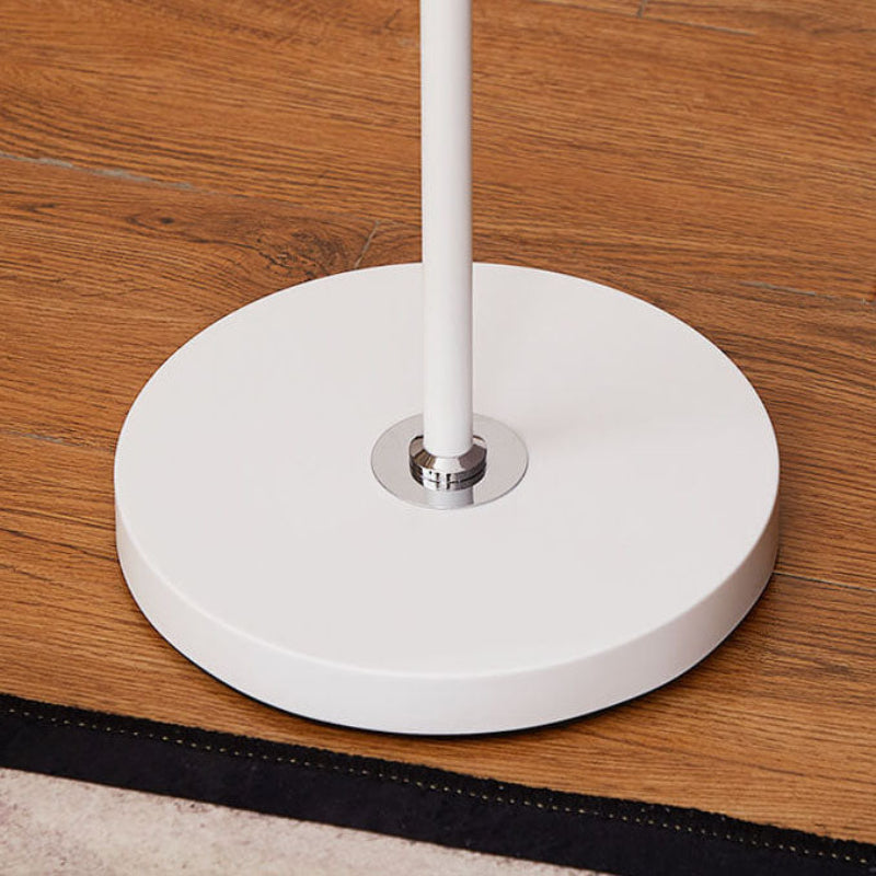 Minimalistische Stehlampe mit Eisenfuß