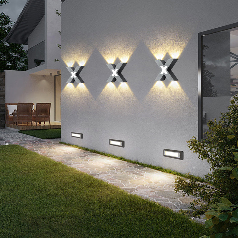 Moderner wasserdichter LED-Außenstrahler im X-Design für Fassadenbeleuchtung
