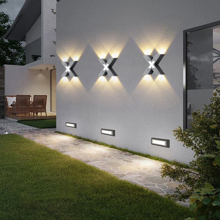 Moderner wasserdichter LED-Außenstrahler im X-Design für Fassadenbeleuchtung