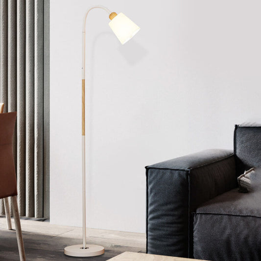 Minimalistische Stehlampe mit Eisenfuß