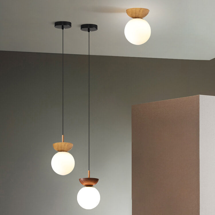 Deckenleuchte mit Glas Kugel und Holzoptik im japanisch-nordischen Stil
