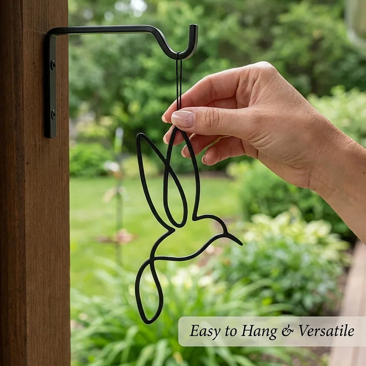 Detailansicht eines Gartensteckers mit Kolibri-Motiv aus Eisen