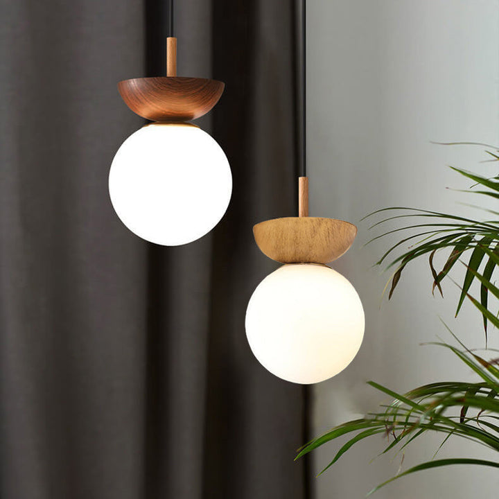 Deckenleuchte mit Glas Kugel und Holzoptik im japanisch-nordischen Stil