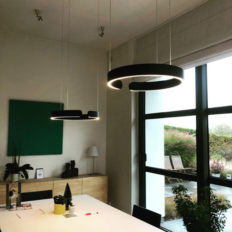Moderne LED Pendelleuchte in Ringform mit Deckenmontage