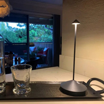 Moderne LED-Tischlampe – Kabellos, Wiederaufladbar & Wasserfest für Innen & Außen