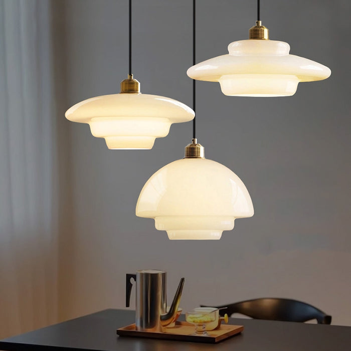 Pendelleuchte aus Milchglas im Mid-Century Stil mit Messingdetail