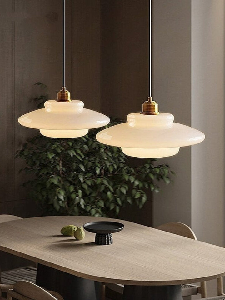 Moderne Milchglas Pendelleuchte – Elegante Hängeleuchte im Mid-Century Design